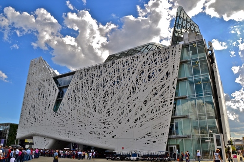 Immagine con cielo, nuvole, bianco, palazzo, azzurro, persone, vetro, italia, architettura, expo, gente, milano, moderno, vetrate, padiglione