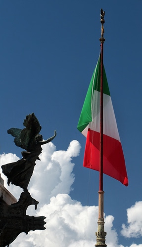 Immagine con bandiera, tricolore, nuvole, cielo, angelo, statua, asta, rosso, verde, bianco, ali, vittoria, controluce, vessillo