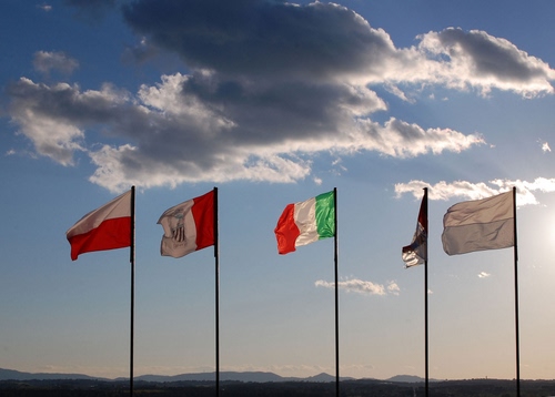 Immagine con bandiere, nuvole, cielo, aste, vento, cinque, colori, rosso, tricolore, bianco, verde