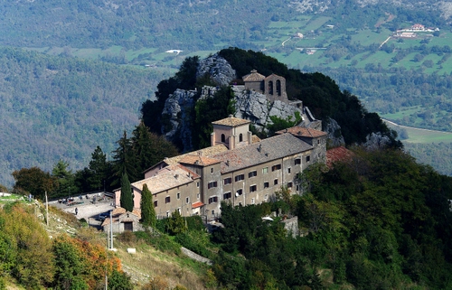 Immagine con panorama, alberi, verde, roccia, convento, castello, chiesa, campanile, montagna, rocca, paesaggio