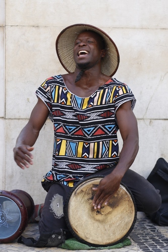 Immagine con cappello, musicista, tamburo, mani, musica, colori, strumento, suonare, ritmo, sorriso