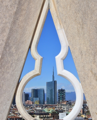 Immagine con grattacieli, città, cielo, milano, azzurro, triangolo, bianco, case, palazzi, attraverso, torre, architettura, marmo, panorama, geometrie, grattacielo, montagne, tetti, edifici, verticale