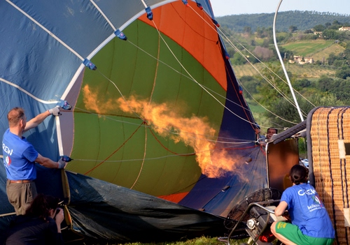 Immagine con mongolfiera, fuoco, cesta, pallone, persone, fiamma, verde, campagna, fiamme, corde, azzurro, bruciatore, colori, aria, aerostatico, blu, cesto, navicella