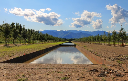 Immagine con acqua, alberi, nuvole, montagne, cielo, verde, vasche, terra, prospettiva