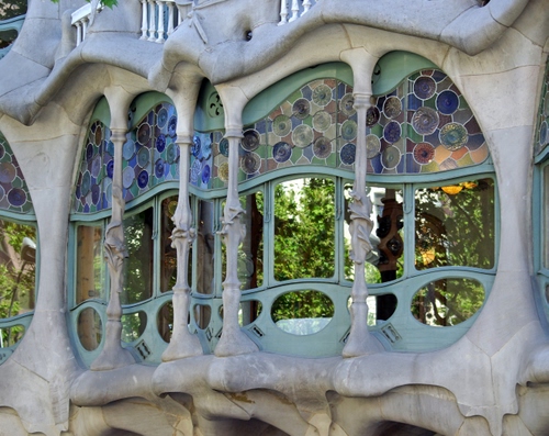 Immagine con finestre, vetri, colori, finestra, colonne, riflessi, liberty, cerchi, architettura, verde, vetrate, vetro, riflesso