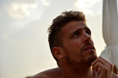 Immagine con barba, uomo, viso, mano, ritratto, sguardo, autoritratto, volto, ombrellone, capelli, occhi