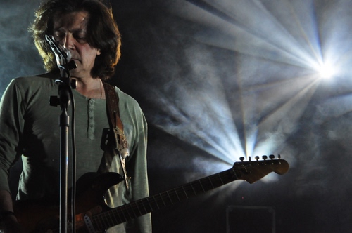 Immagine con chitarra, musicista, microfono, luci, musica, cantante, chitarrista