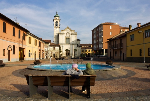 Immagine con chiesa, fontana, panchina, piazza, campanile, persone