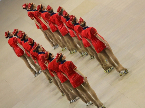 Immagine con rosso, donne, pattini, gambe, rotelle, pattinatrici, cappelli, berretti, ruote, pattinaggio, sport, ragazze, divisa, atlete, divise