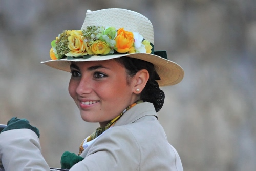 Immagine con cappello, fiori, donna, sorriso, occhi, rose