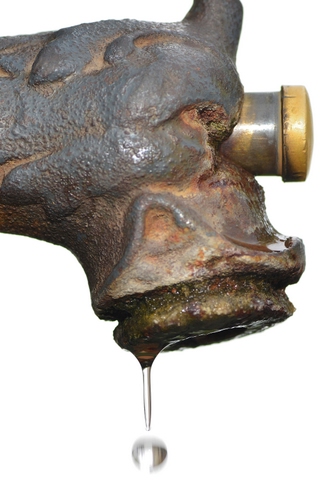 Immagine con acqua, goccia, rubinetto, ruggine, pulsante, fontana, ferro, muso, metallo, bianco