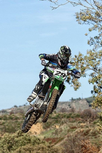 Immagine con moto, casco, ruote, salto, motociclista, sport, numero, motocross, tuta, albero, ventinove, cielo, motocicletta, foglie, sportivo, rami, cross