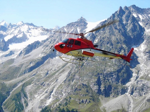 Immagine con elicottero, neve, montagne, rosso, pale, cielo, roccia, montagna, volo, rocce, elica, ghiacciai, azzurro, corda, rotore