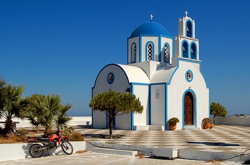 Immagine con chiesa, bianco, azzurro, moto, grecia, motorino, blu, alberi, motocicletta