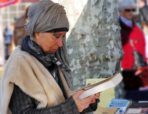 Immagine con donna, libro, foulard, leggere, mani, trucco, pelliccia, profilo, rosso, libri, sciarpa, vecchia, legge, bancarella, turbante, lettura, anziana, gilet, viso, persone