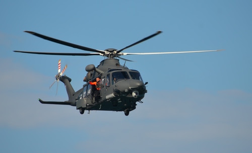 Immagine con elicottero, pale, cielo, volare, grigio, azzurro, ruote, persona, militare, elica, eliche, uomo, volo