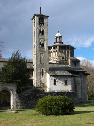 Immagine con chiesa, campanile, verde, cupola, prato, cielo, alberi, cespuglio, torre
