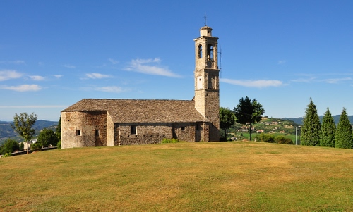 Immagine con chiesa, campanile, alberi, prato, cielo, collina