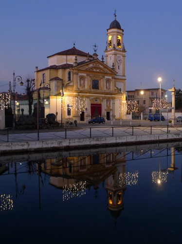 Immagine con chiesa, riflesso, acqua, luci, campanile, notte, lampioni, riflessi, canale