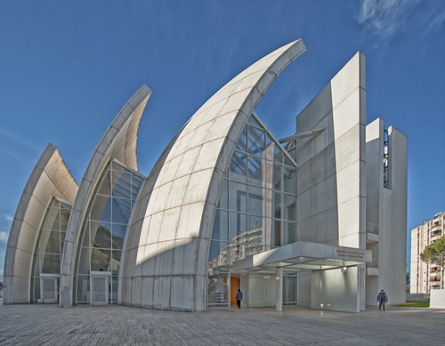 Immagine con cielo, bianco, vetrate, curve, azzurro, architettura, palazzo, riflesso, vetri, passanti, piazza, chiesa, ingresso, palazzi, case, vele, nuvole, finestre, ombra, persone