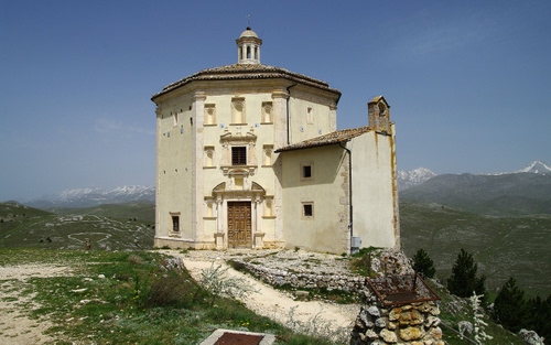 Immagine con chiesa, montagne, cielo, verde, alberi, panorama, portone, finestre, montagna, porta, neve, bianco, pietre, santuario, sassi, azzurro