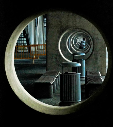 Immagine con prospettiva, cerchi, panchine, bidoni, panchina, cerchio, transenne, nero, scale, spazzatura, cestini, cemento