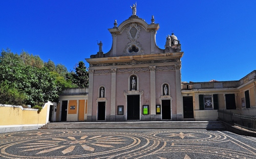 Immagine con chiesa, piazza, statue, cielo, alberi, porte, scalini, facciata, pavimentazione