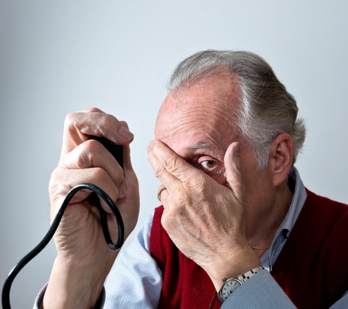 Immagine con occhio, mani, autoritratto, capelli, orologio, anziano, ritratto, uomo, fotografo, telecomando, autoscatto, mano