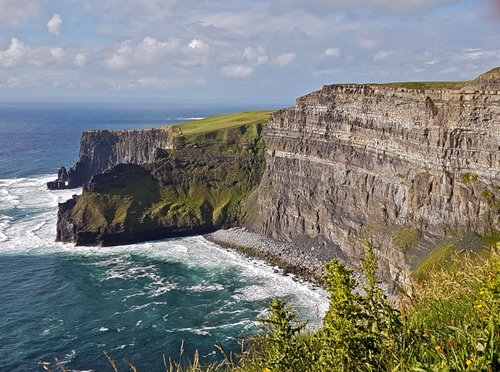 Immagine con mare, scogliera, onde, nuvole, cielo, verde, roccia, acqua, schiuma, scogli, piante, azzurro, erba, prati, bianco, rocce, panorama
