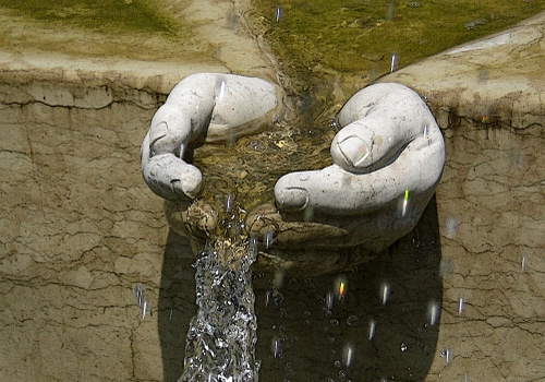 Immagine con mani, fontana, acqua, gocce, dita, marmo, unghie, cascata