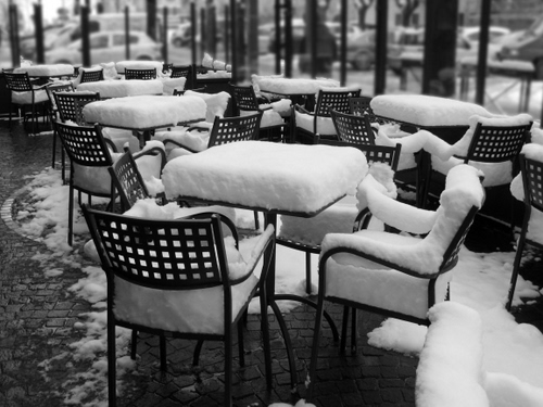 Immagine con neve, sedie, tavolini, inverno, bianco, bianconero, bar, ferro, tavoli, freddo, auto, nero, strada