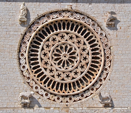 Immagine con rosone, statue, cerchi, simboli, quattro, chiesa, muro, sculture, cerchio, facciata, parete