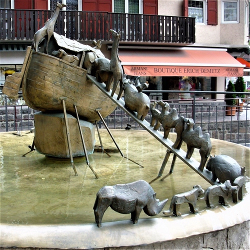 Immagine con arca, animali, fontana, finestre, tenda, ringhiera, acqua, rinoceronte, negozio, scultura, monumento, vetrine, piante, noè, cammello, statue, giraffa, balcone, balconi