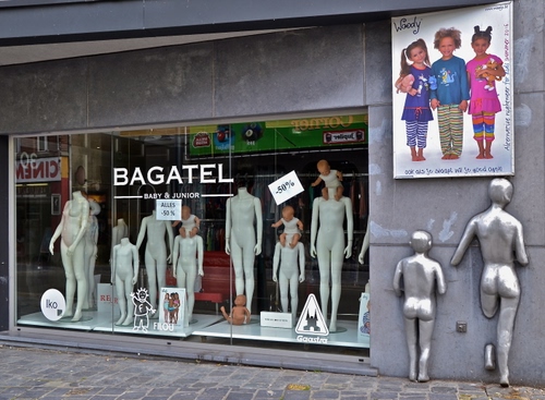 Immagine con manichini, vetrina, negozio, manifesto, bambini, muro, scritte, grigio, strada, sculture, riflessi, scultura, pubblicità, scritta, cartelli