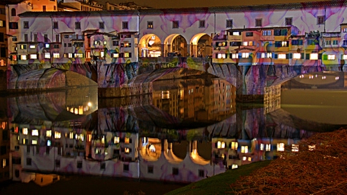 Immagine con ponte, archi, fiume, luci, riflessi, finestre, firenze, acqua, vecchio, notte, riflesso, arcate, notturno, colori, specchiato, multicolore, case, proiezioni, arno