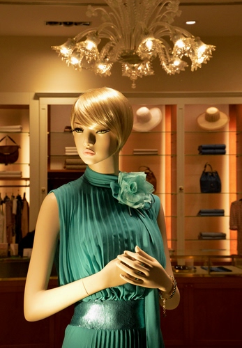 Immagine con manichino, lampadario, verde, vestito, negozio, cappelli, vetrina, borse, abito, fiore, braccia, mani, cintura, fiocco, pieghe, luci, abbigliamento, fascia, esposizione