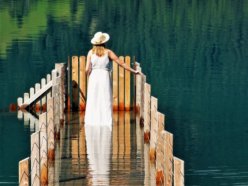 Immagine con donna, acqua, cappello, bianco, legno, lago, verde, pontile, vestito, pali, riflesso, abito, riflessi, staccionata, bionda, ragazza