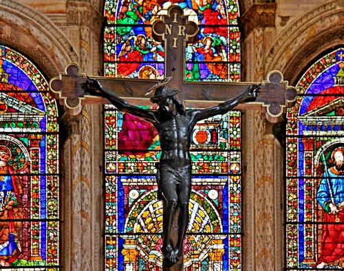 Immagine con colori, crocifisso, croce, chiesa, vetrate, vetrata, gesù, nero, archi, scritta, cristo, rosso, multicolore, interno, scultura