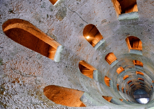 Immagine con pozzo, finestre, luci, archi, prospettiva, arancione, profondità, luce, fondo, profondo, patrizio, chiocciola, nicchie