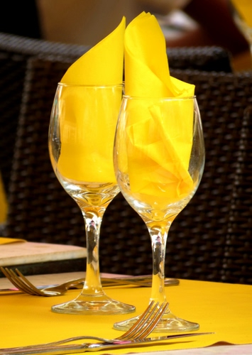 Immagine con giallo, bicchieri, due, tovaglioli, forchetta, posate, vetro, forchette