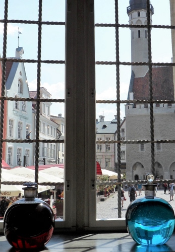 Immagine con finestra, case, bottiglie, grata, azzurro, persone, piazza, finestre, vetri, torre, passanti, flaconi, grate, bottiglia, attraverso, vista, ampolle, tappi, ferro, celeste