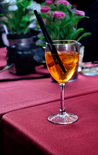 Immagine con bicchiere, fiori, vetro, tavolo, cannucce, tovaglia, aperitivo, calice, rosso, ghiaccio