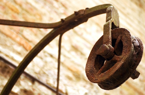 Immagine con ruggine, ruota, ferro, carrucola, cerchio, raggi, marrone, metallo, corda, perno, pozzo, sfocato, rotella, asta