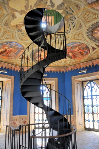 Immagine con scala, chiocciola, finestre, spirale, scalini, ringhiera, dipinti, affreschi, affresco