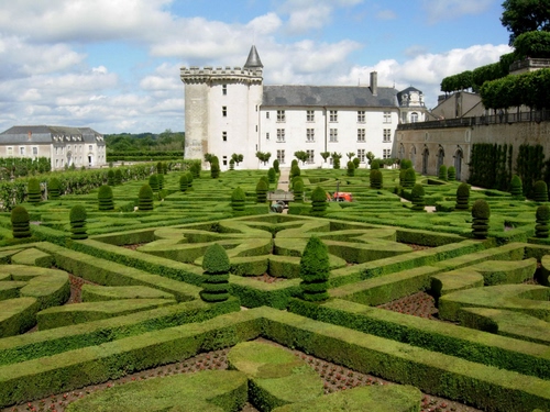 Immagine con castello, giardino, verde, siepi, siepe, nuvole, giardini, piante, torre, labirinto