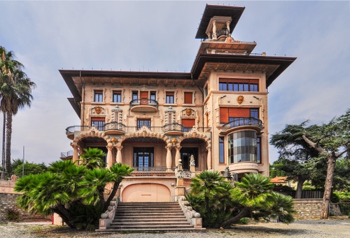 Immagine con finestre, scalinata, alberi, villa, cielo, porte, scale, casa, archi, palme, piante, gradini, balconi, verde, scala, palazzo, scalini, vetri, vetrate, colonne