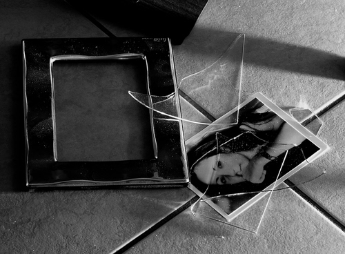 Immagine con cornice, vetro, rotto, piastrelle, bianconero, foto, ritratto, pavimento, fotografia, vetri, mattonelle, donna, nero, pezzi, fughe, persona