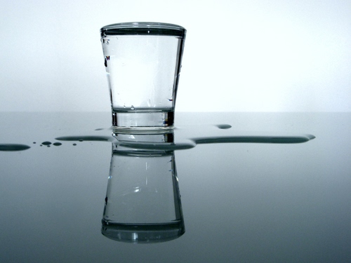 Immagine con bicchiere, acqua, riflesso, gocce, vetro, tavolo, riflessi, trasparente, grigio, pieno, trasparenze, liquido, specchio