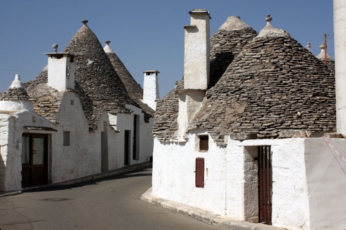 Immagine con trulli, finestre, porte, tetti, bianco, cielo, comignoli, coni, camini, strada, case, azzurro, alberobello, pietre, via, puglia, tradizionale