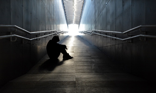 Immagine con luce, corrimano, seduto, uomo, prospettiva, tunnel, nero, galleria, persona, controluce, salita, bianco, ragazzo, muri, silhouette, bianconero, solitudine